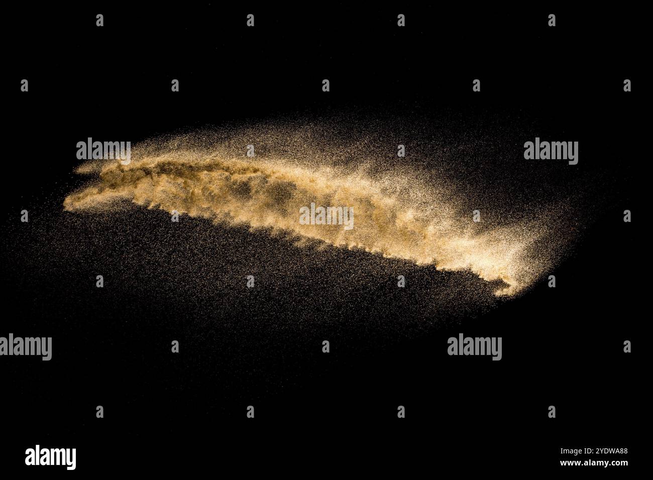 Explosion de sable doré isolé sur fond noir. Nuage de sable résumé. De couleur sable doré splash sur un fond sombre. Sable jaune voler dans l'ONDE T Banque D'Images