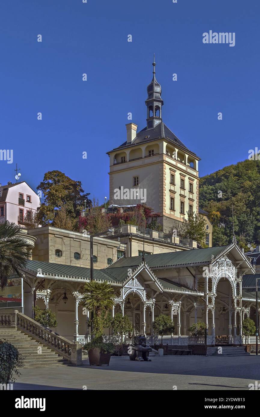 Colonnade du marché et Tour du château dans le centre historique de Karlovy Vary, république tchèque Banque D'Images