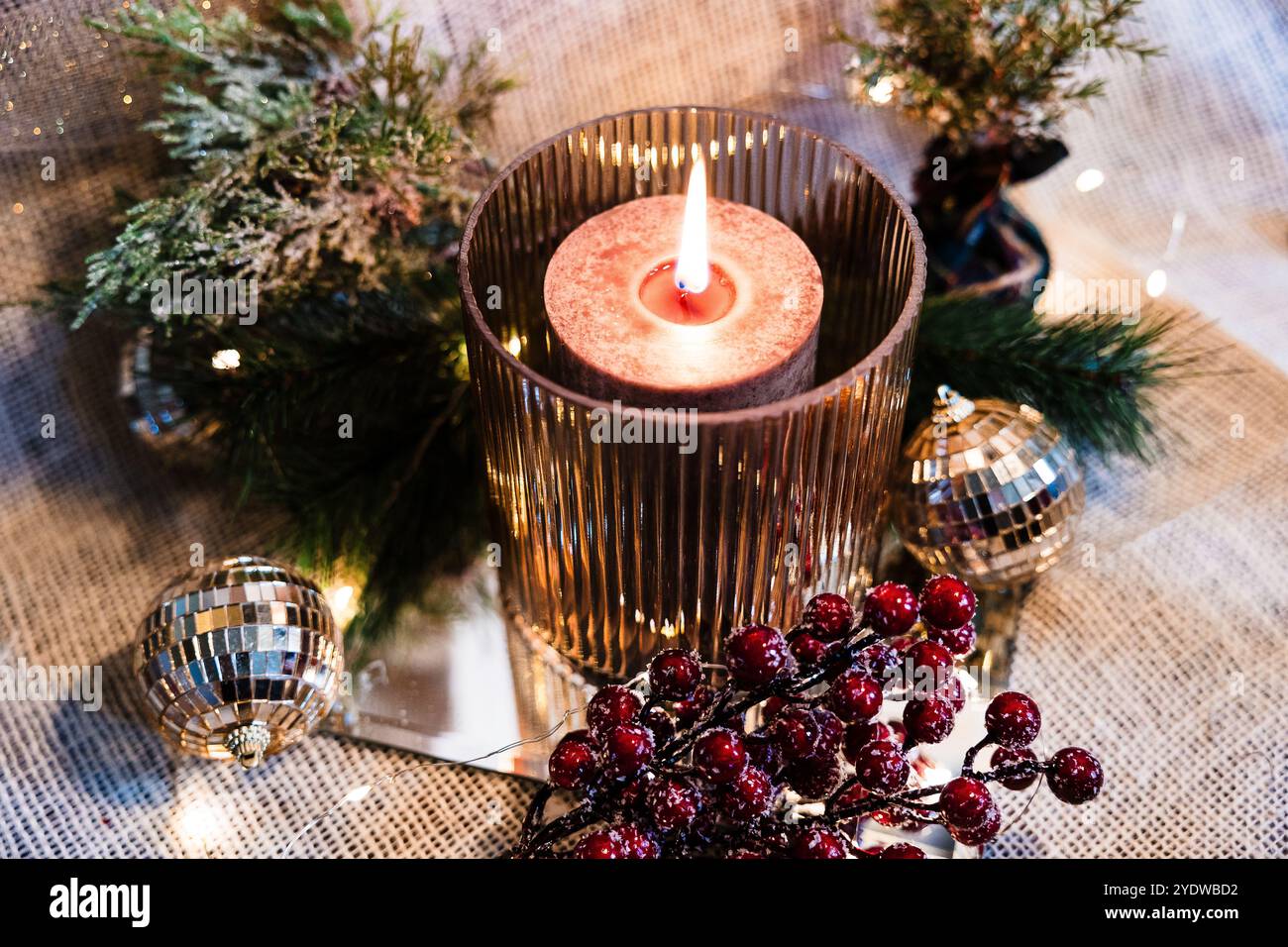 Décorations des fêtes d'hiver à la lueur des chandelles Banque D'Images