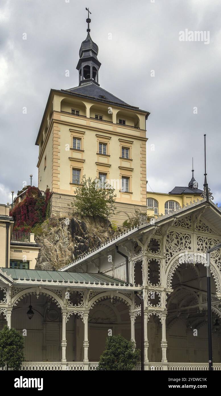Tour du château et marché Colonnade dans le centre historique de Karlovy Vary, république tchèque Banque D'Images