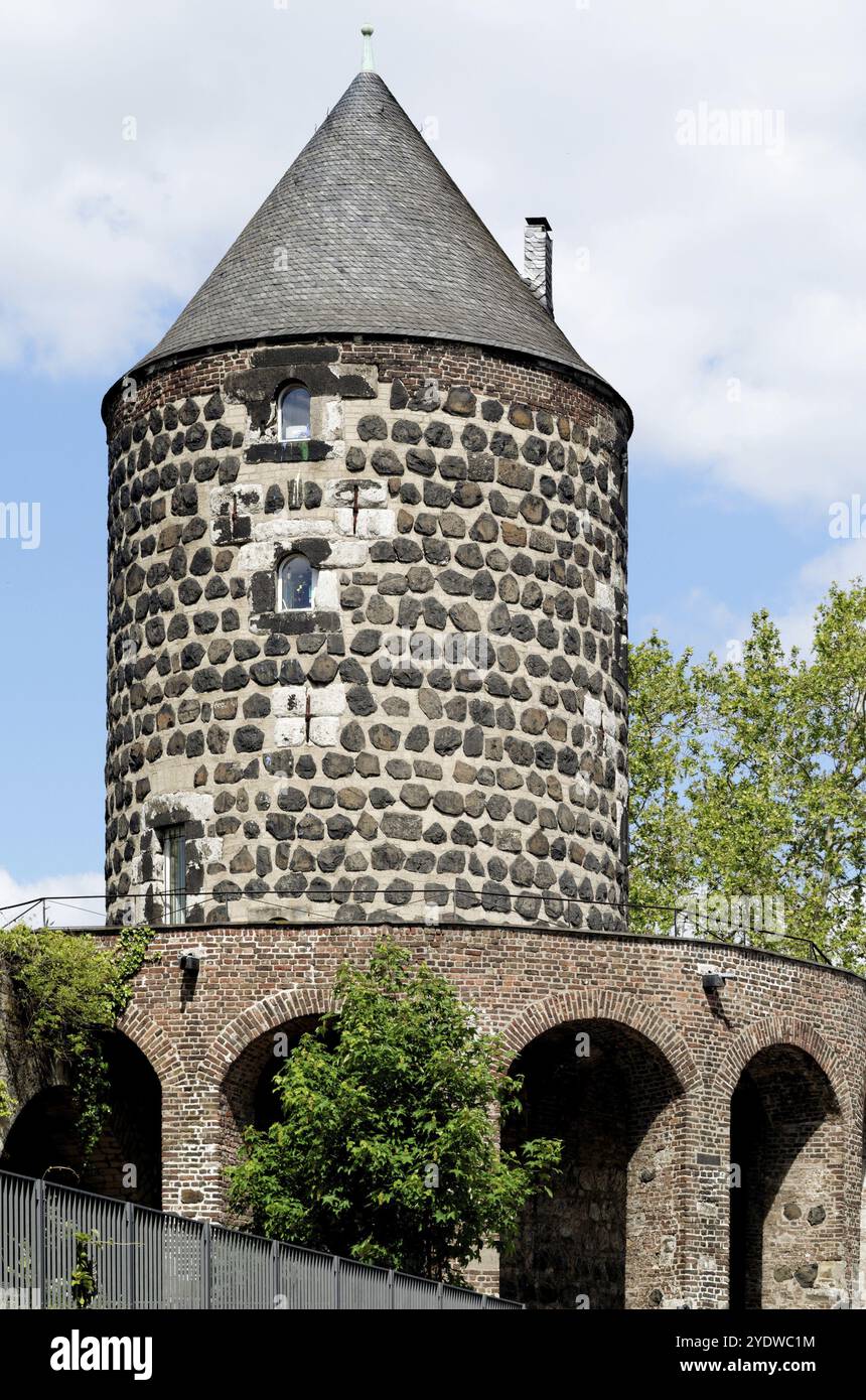 Une tour de la muraille médiévale historique de cologne Banque D'Images