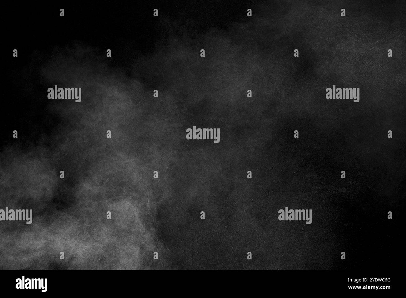 Nuage de poussière blanche dans l'air. Explosion de poudre blanche abstraite sur fond noir Banque D'Images
