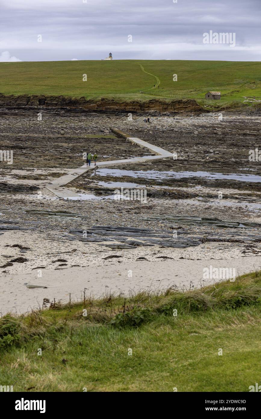 Brough de Birsay, île à marée avec vieux peuplement et phare, Orcades, Écosse, Grande-Bretagne Banque D'Images