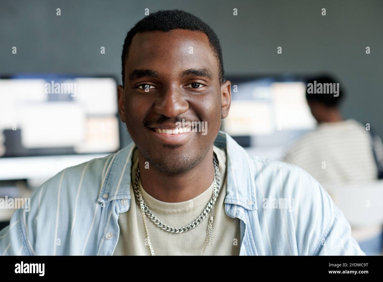 Portrait d'homme souriant dans une tenue décontractée dans un cadre de bureau Banque D'Images
