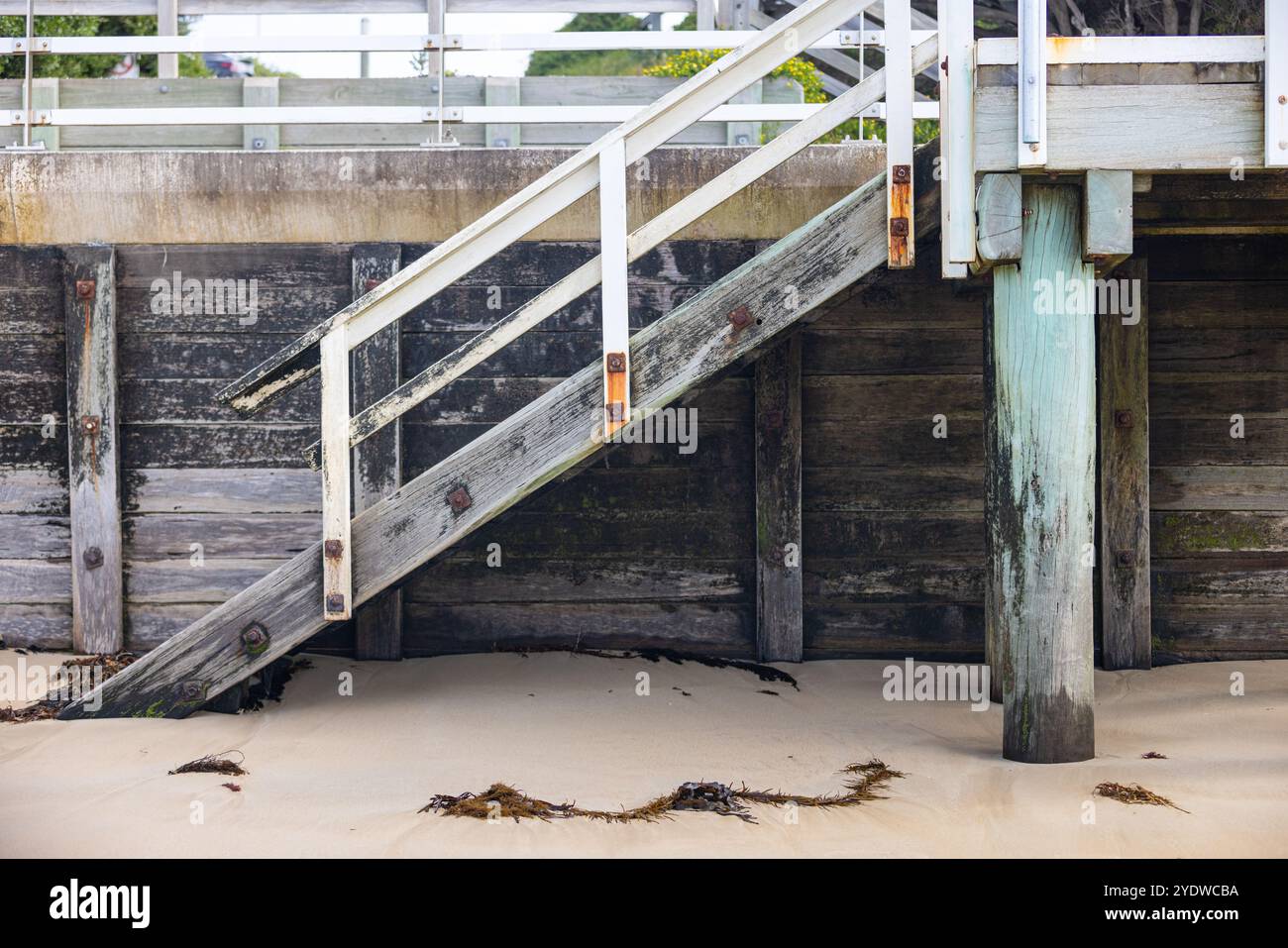 Accès par escalier en bois à la plage depuis la structure de la jetée altérée Banque D'Images