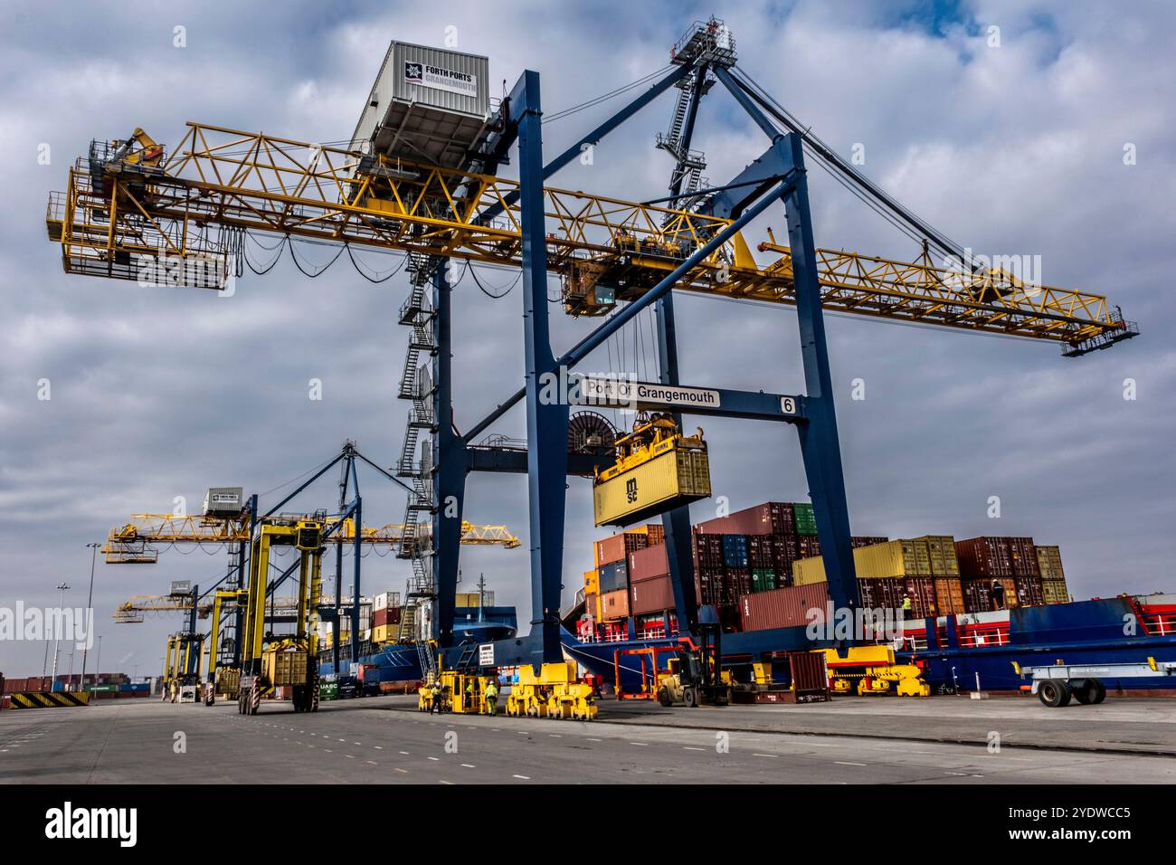 Port industriel avec des conteneurs et des cargaisons stockés et chargés sur des navires Banque D'Images