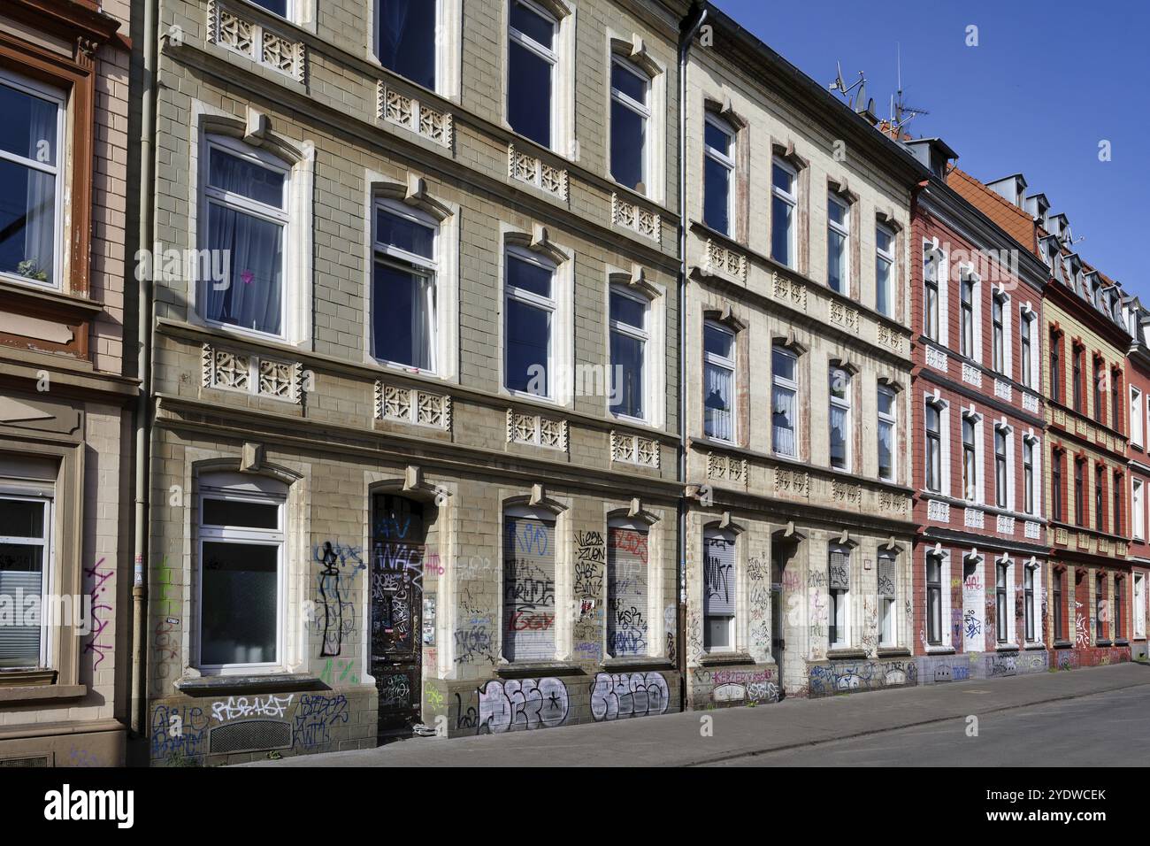 Façade de maisons ouvrières de couleur pastel identiques mais différemment conservées de l'époque wilhelminienne à Cologne-Ehrenfeld Banque D'Images