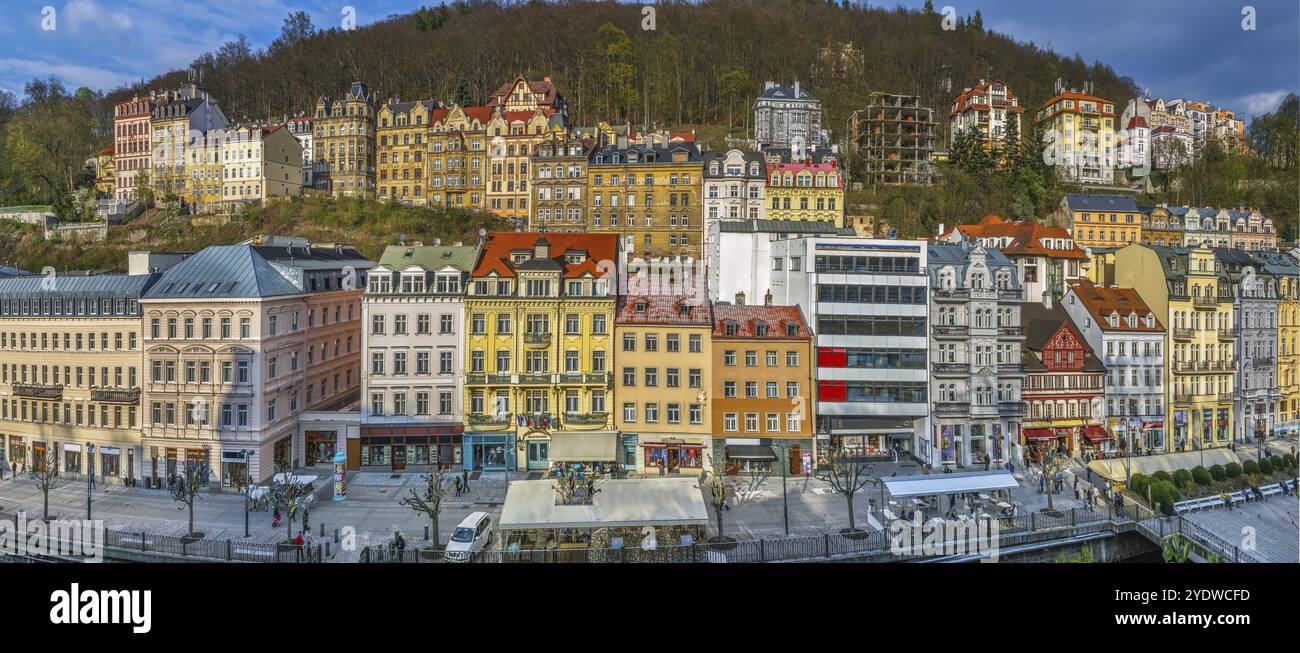Maisons historiques le long de la rivière Tepla dans le centre-ville de Karlovy Vary, République tchèque Banque D'Images
