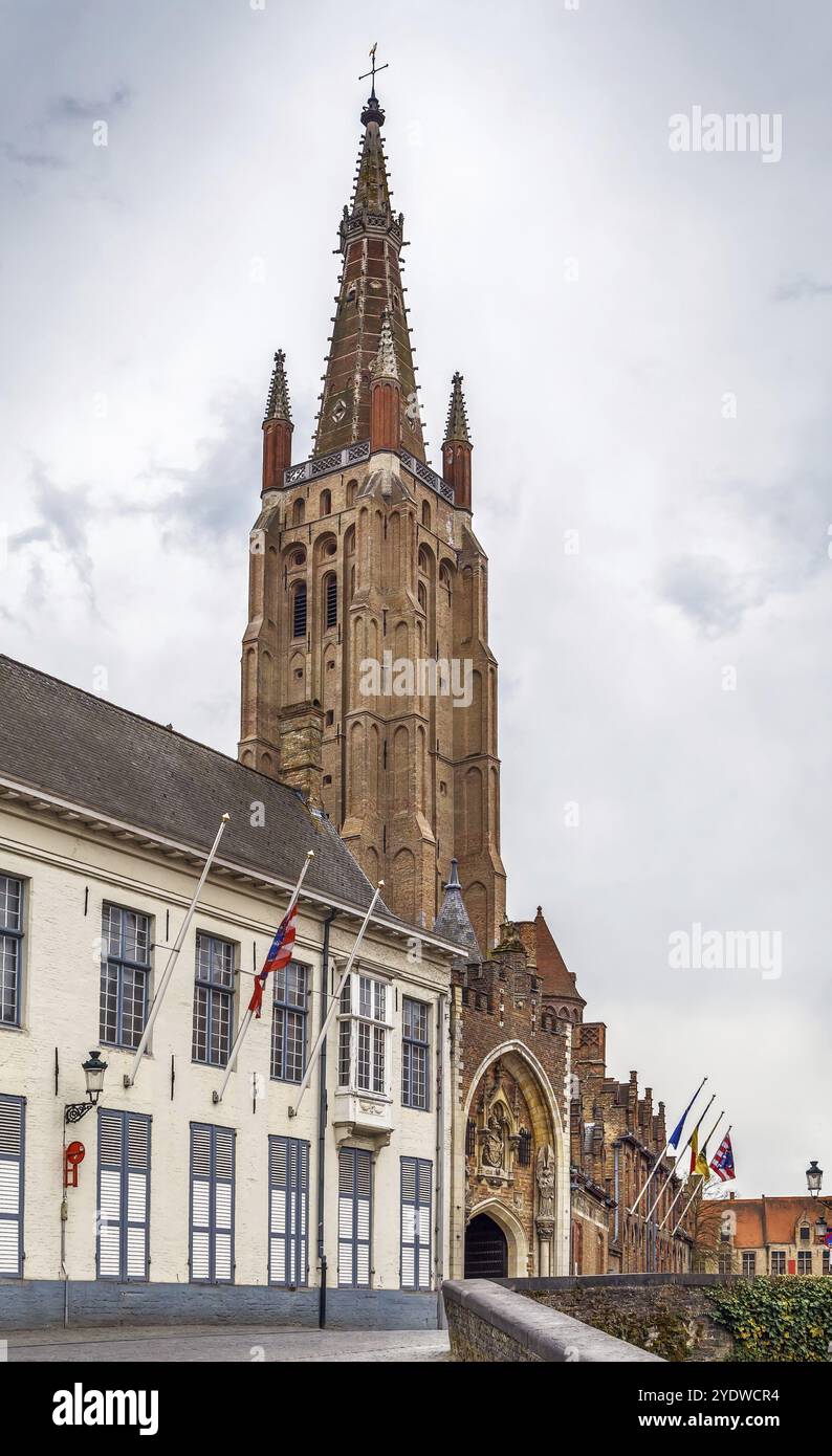 L'église notre-Dame de Bruges, Belgique. Sa tour, à 122,3 mètres de hauteur, reste la plus haute structure de la ville et la deuxième plus haute bric Banque D'Images