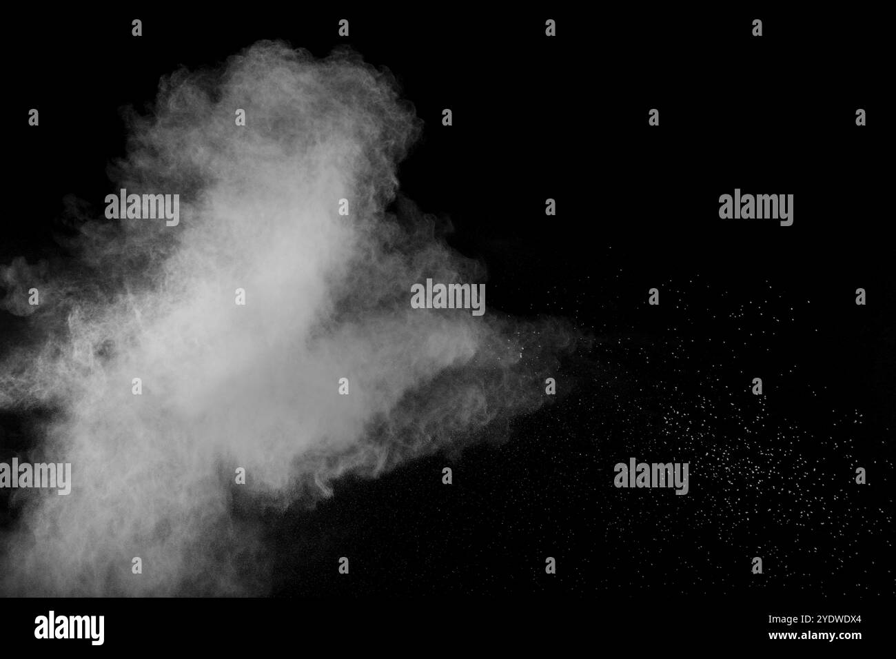 Explosion de poudre blanche abstraite sur fond noir. Expiration abstraite de poussière blanche Banque D'Images