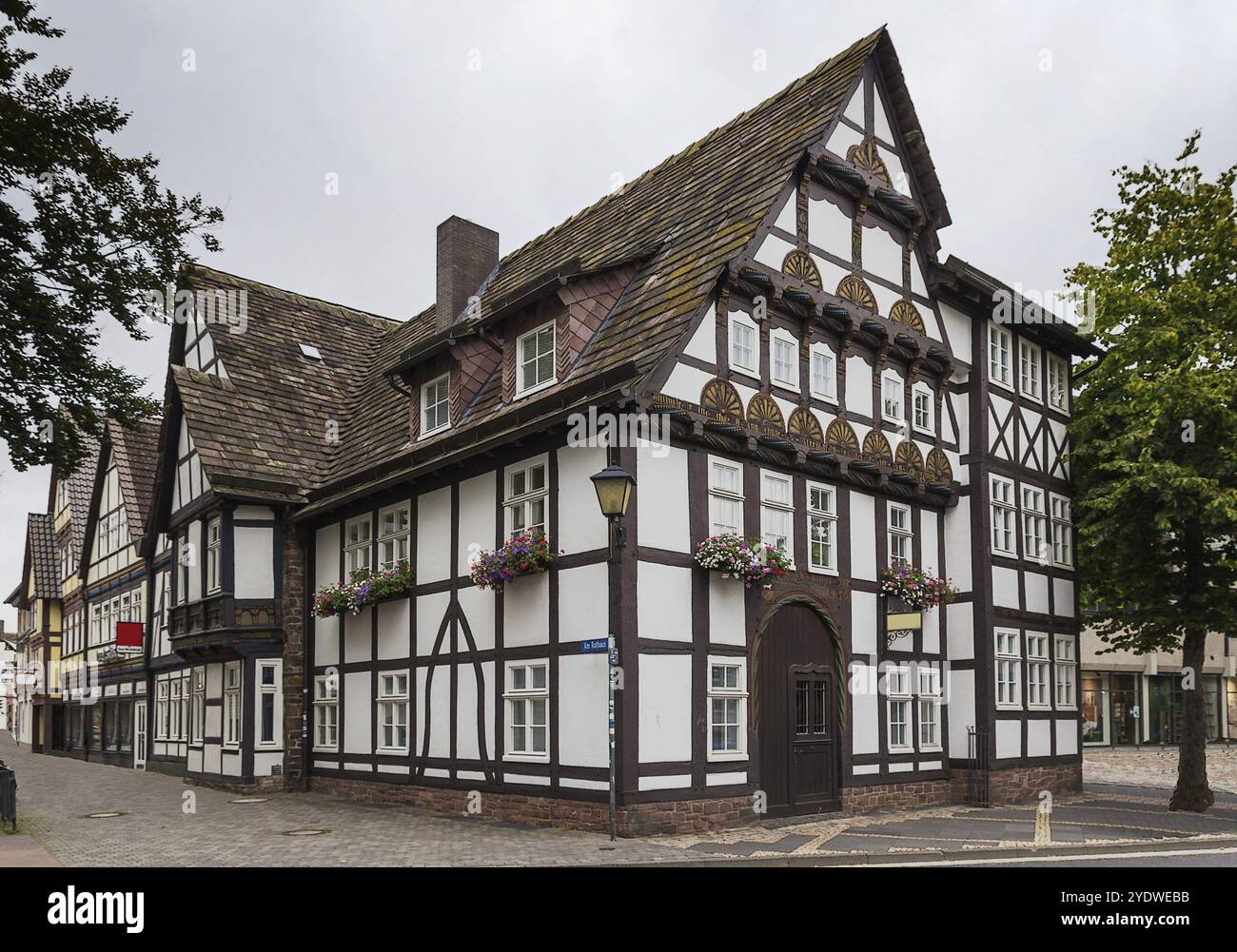 Rue avec des maisons à colombages pittoresques à Hoxter, Allemagne, Europe Banque D'Images