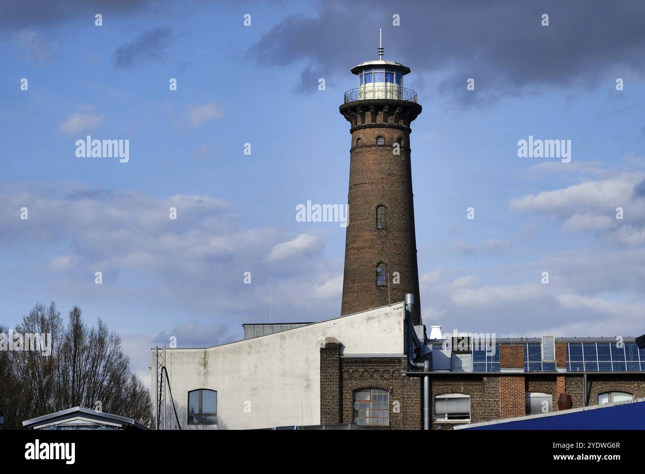 Point de repère de Cologne Ehrenfeld, le phare historique d'Helios et la Rheinlandhalle Banque D'Images