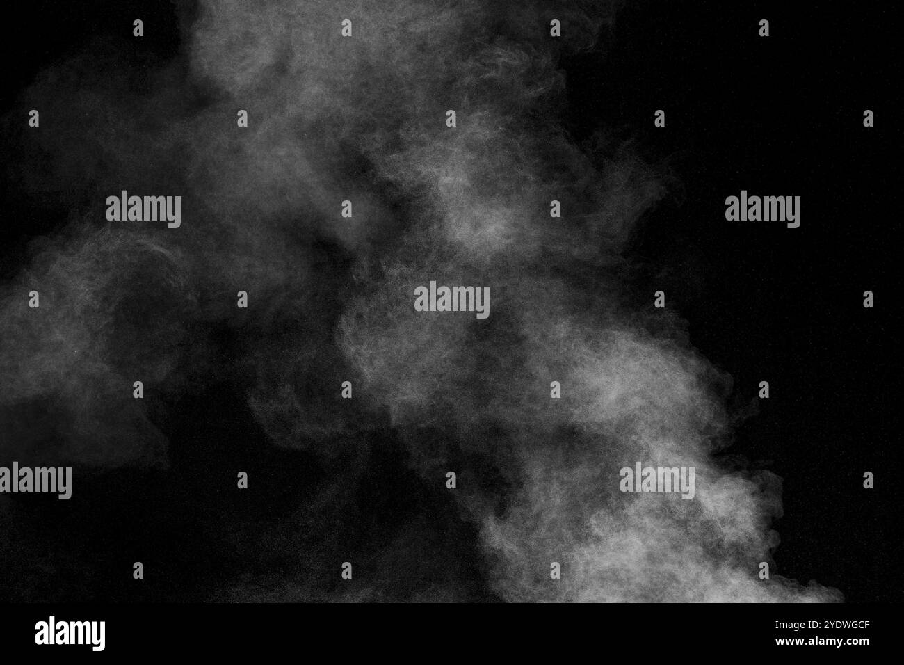 Nuage de poussière blanche dans l'air. Explosion de poudre blanche abstraite sur fond noir Banque D'Images