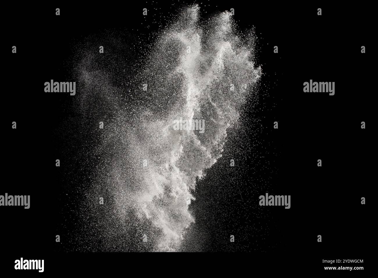 Figer le mouvement des particules blanches sur fond noir. Explosion de poussière blanche abstraite Banque D'Images