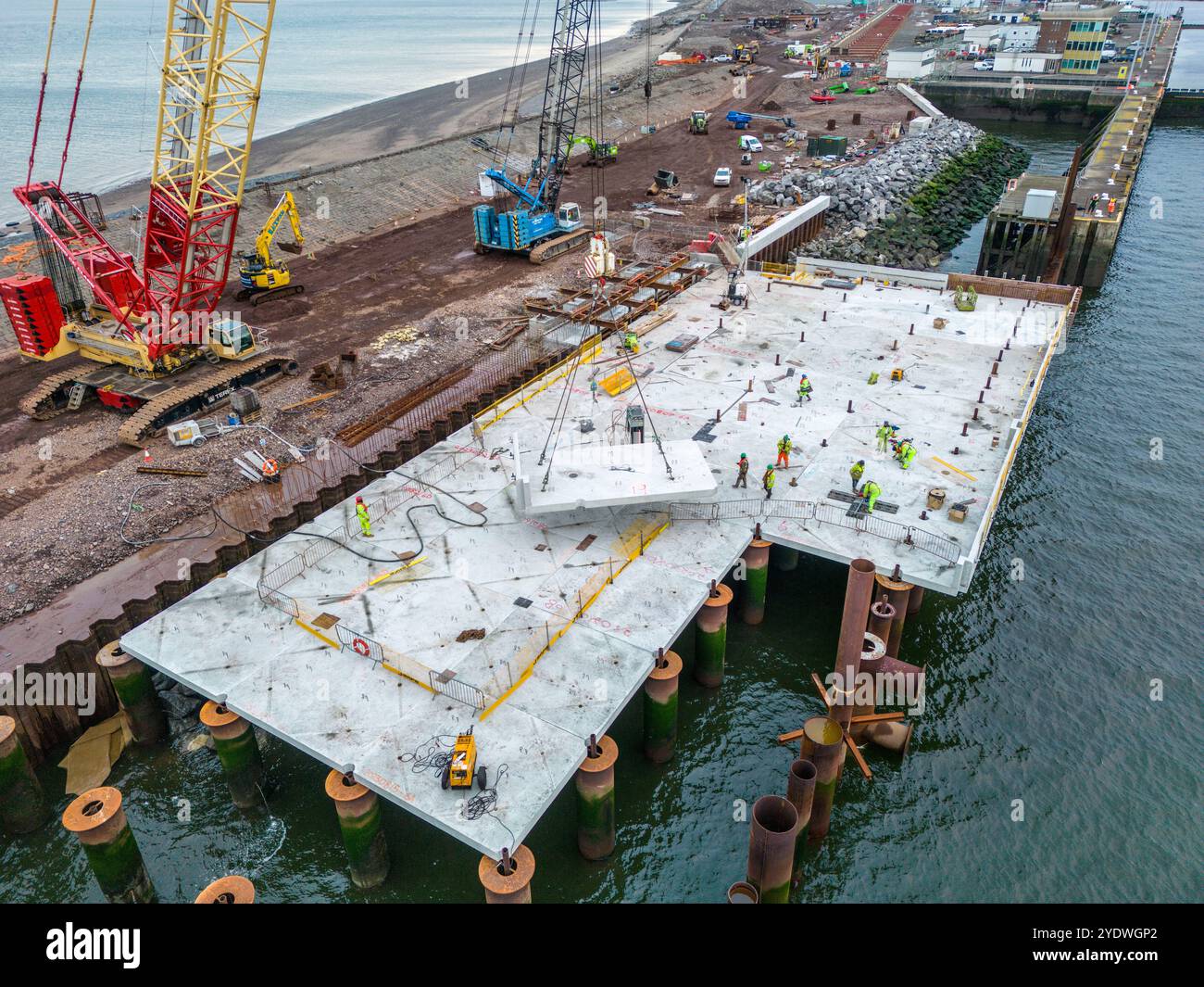 Construction d'un poste d'amarrage et dragage dans le port Banque D'Images