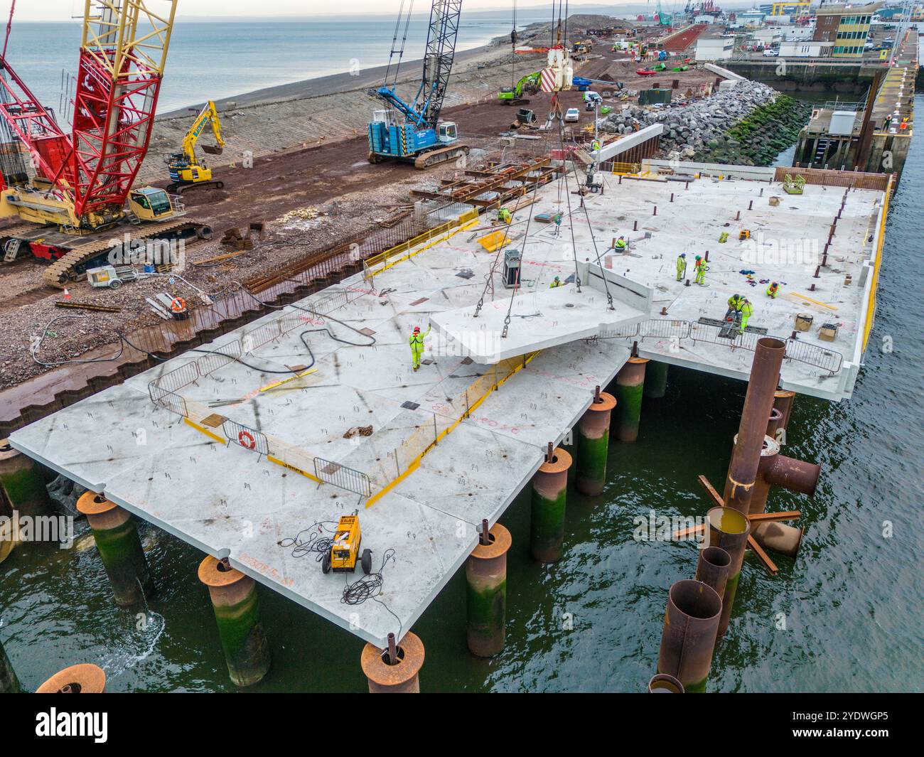 Construction d'un poste d'amarrage et dragage dans le port Banque D'Images