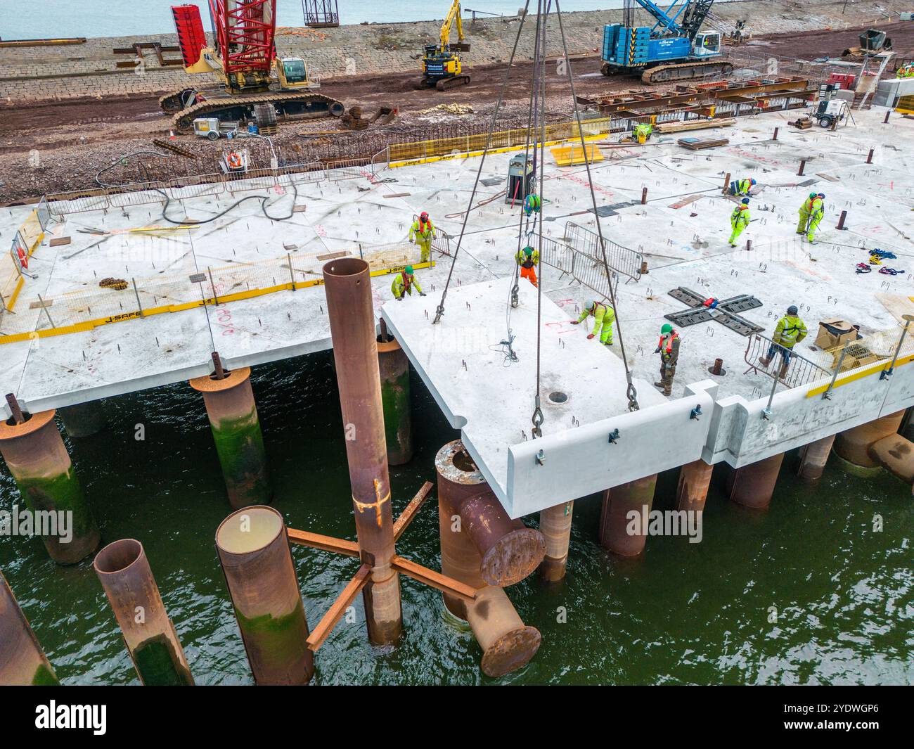 Construction d'un poste d'amarrage et dragage dans le port Banque D'Images