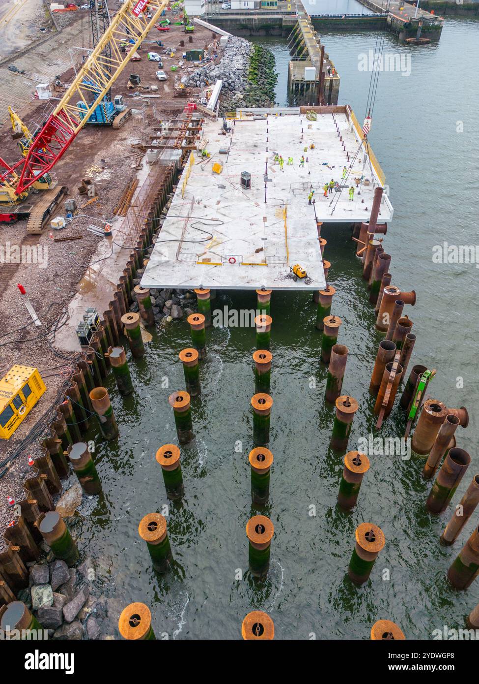 Construction d'un poste d'amarrage et dragage dans le port Banque D'Images