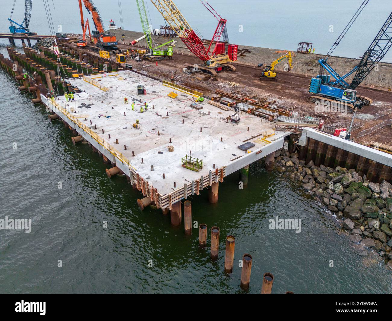 Construction d'un poste d'amarrage et dragage dans le port Banque D'Images