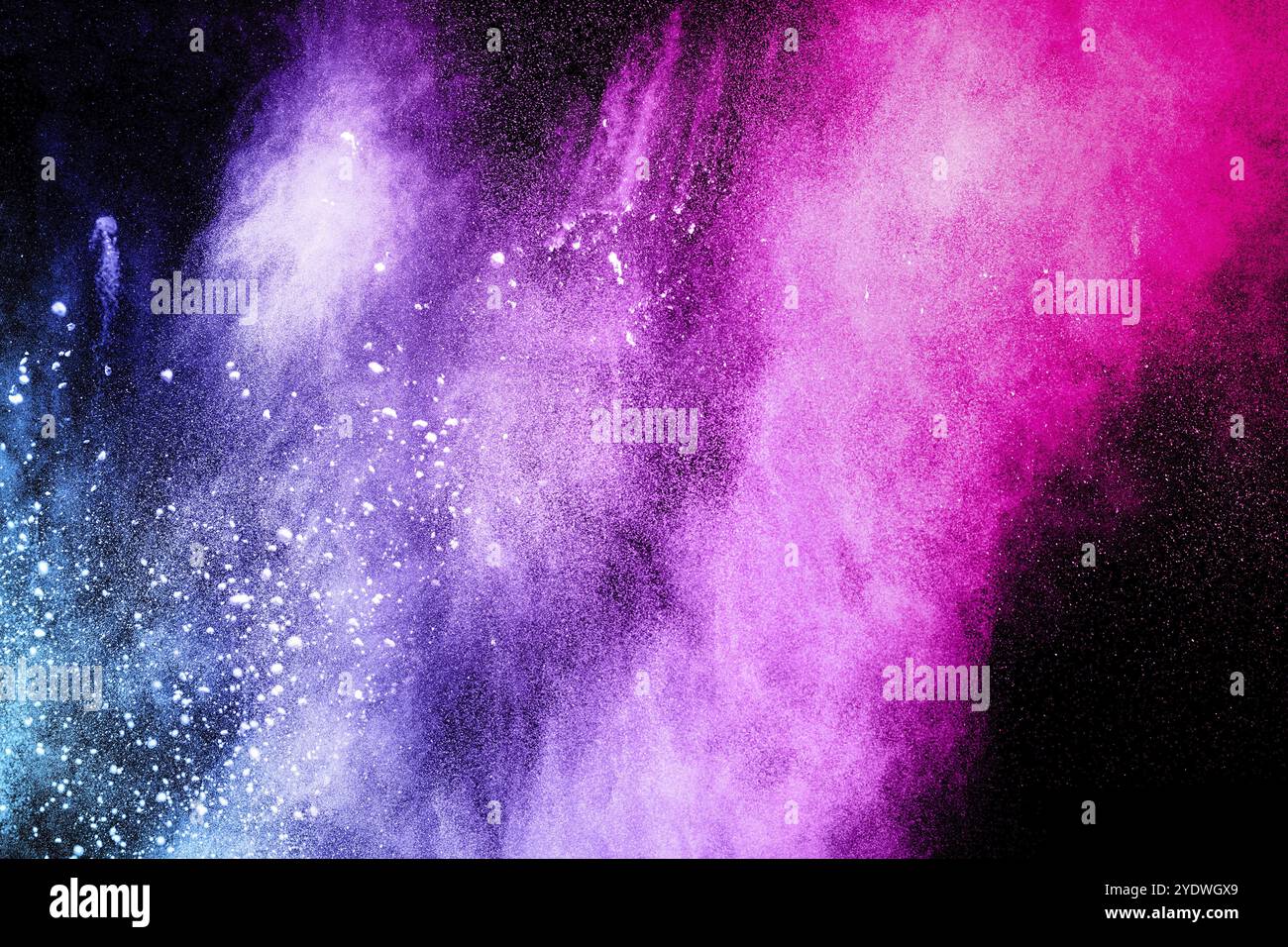 Explosion de poudre colorée abstraite sur fond noir. Geler le mouvement des éclaboussures de poussière. Holi peint en festival Banque D'Images