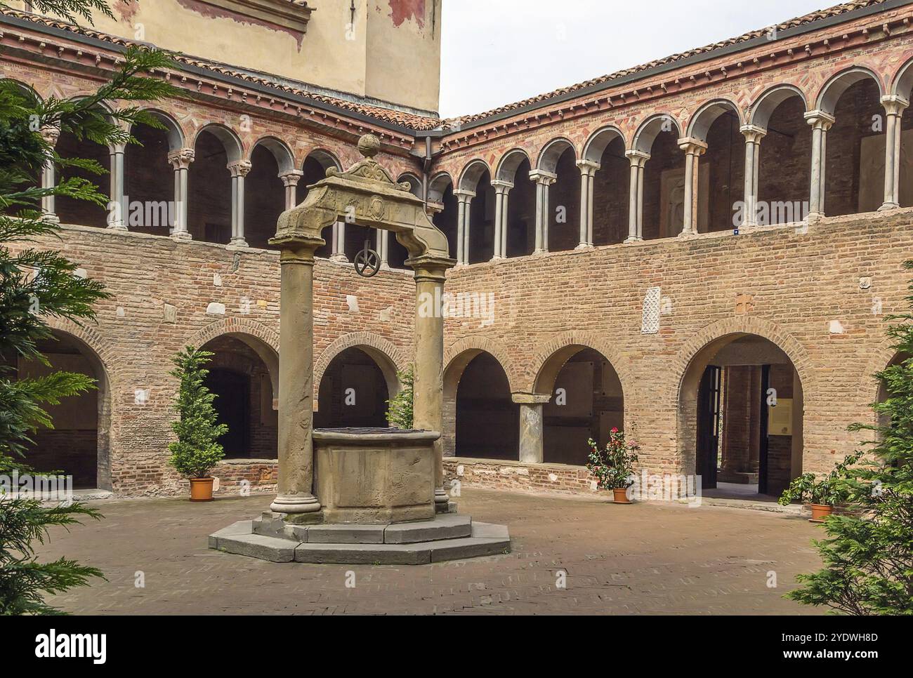 Cloître dans Basilica di Santo Stefano, Bologne, Italie, Europe Banque D'Images