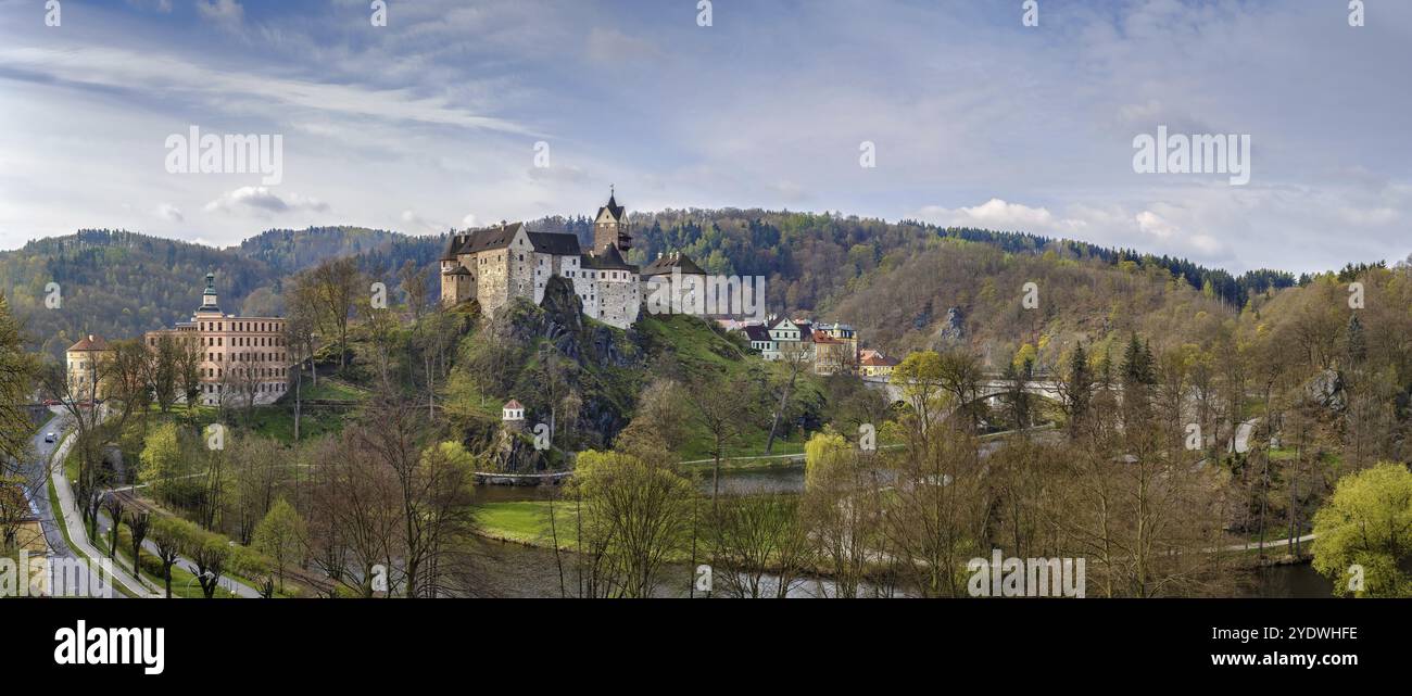 Le château de Loket est un château de style gothique du XIIe siècle situé à environ 12 kilomètres de Karlovy Vary sur un rocher massif dans la ville de Loket, République tchèque, Europ Banque D'Images