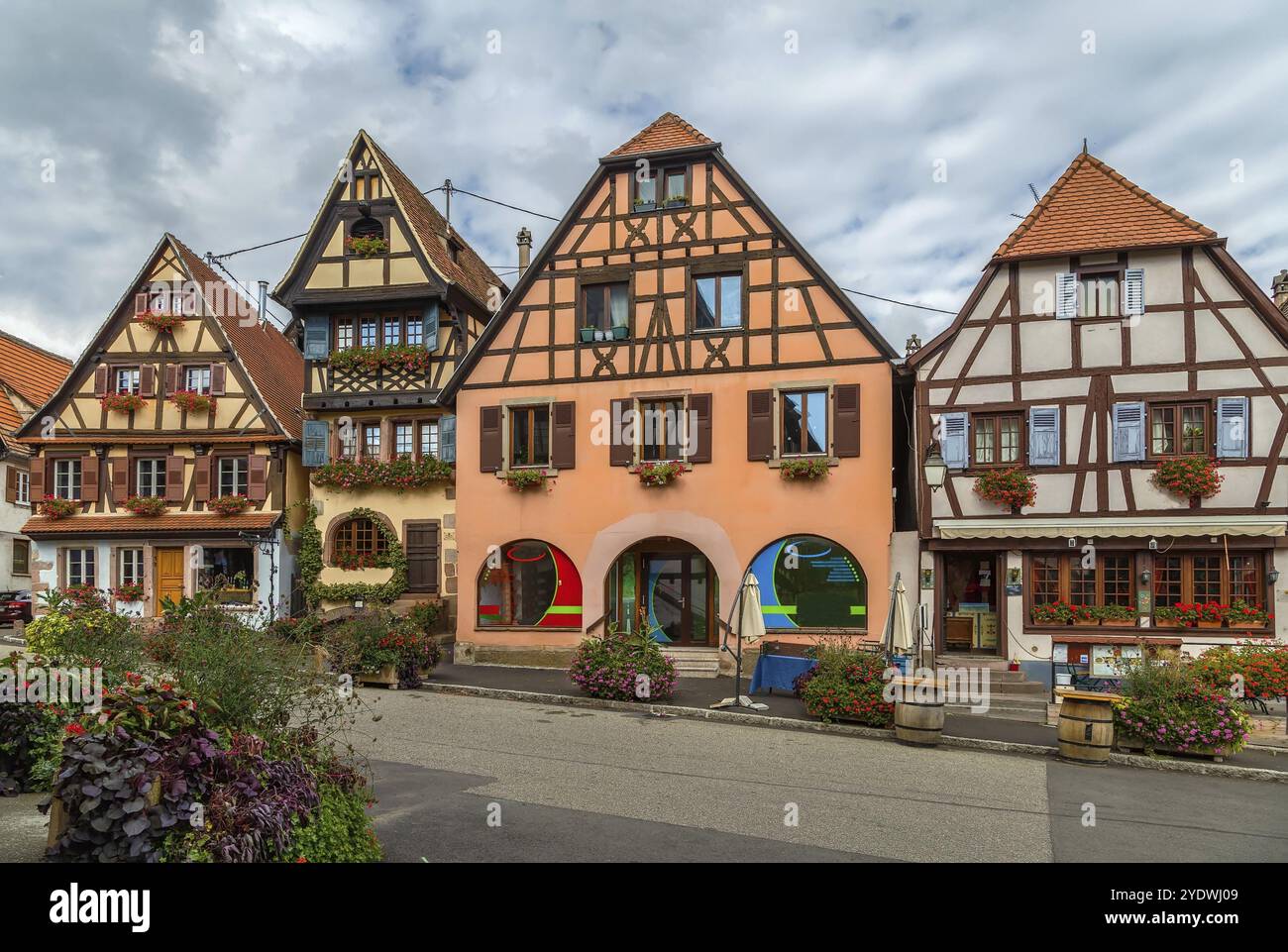 Place du marché avec des maisons historiques à Dambach la ville, Alsace, France, Europe Banque D'Images