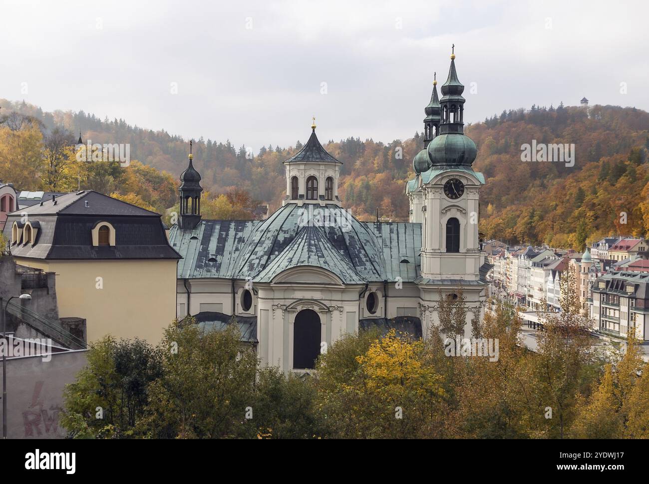 La Cathédrale catholique romaine de Saint Mary Magdalene est située en plein cœur de la zone thermale de Karlovy Vary Banque D'Images