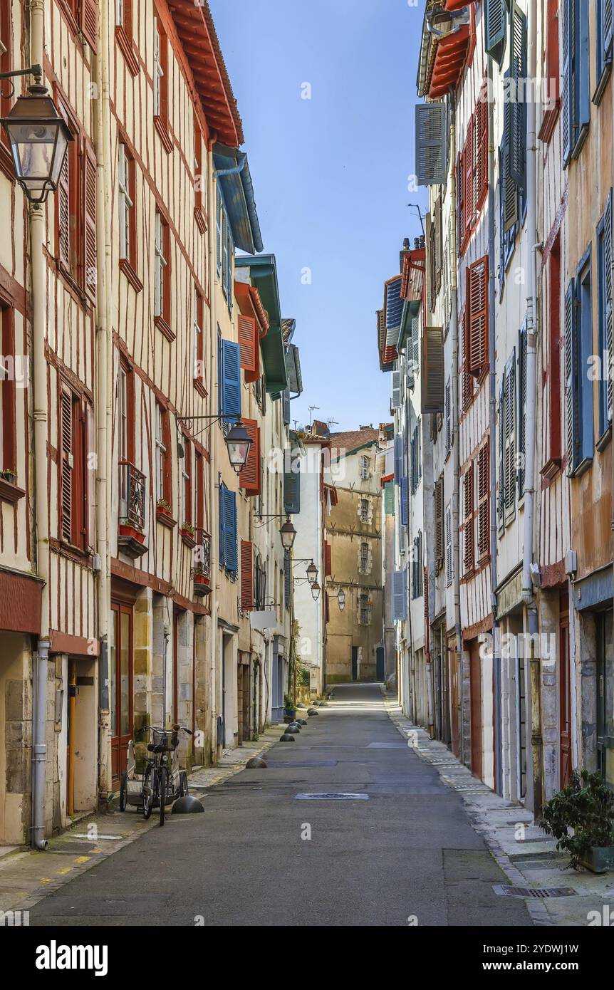 Rue avec maisons historiques dans le centre ville de Bayonne, France, Europe Banque D'Images