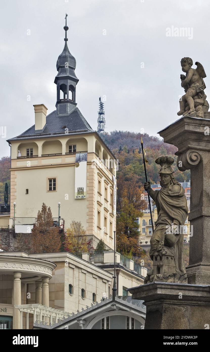 La Tour du Château est située dans le centre historique de Karlovy Vary au-dessus de la Colonnade du Château Banque D'Images