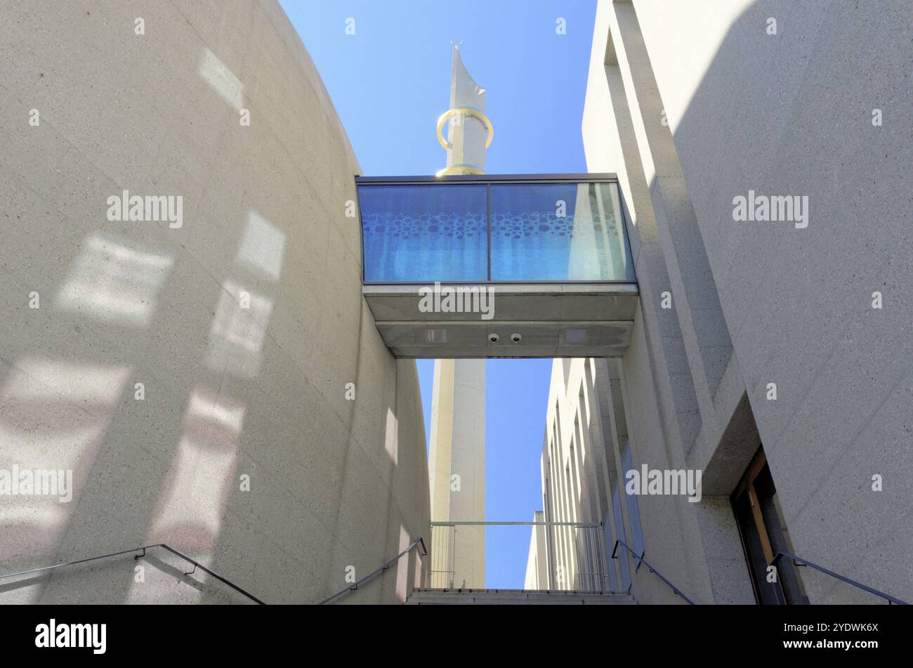 Entrée latérale avec escalier et minaret de la mosquée centrale de Cologne, Ehrenfeld Banque D'Images