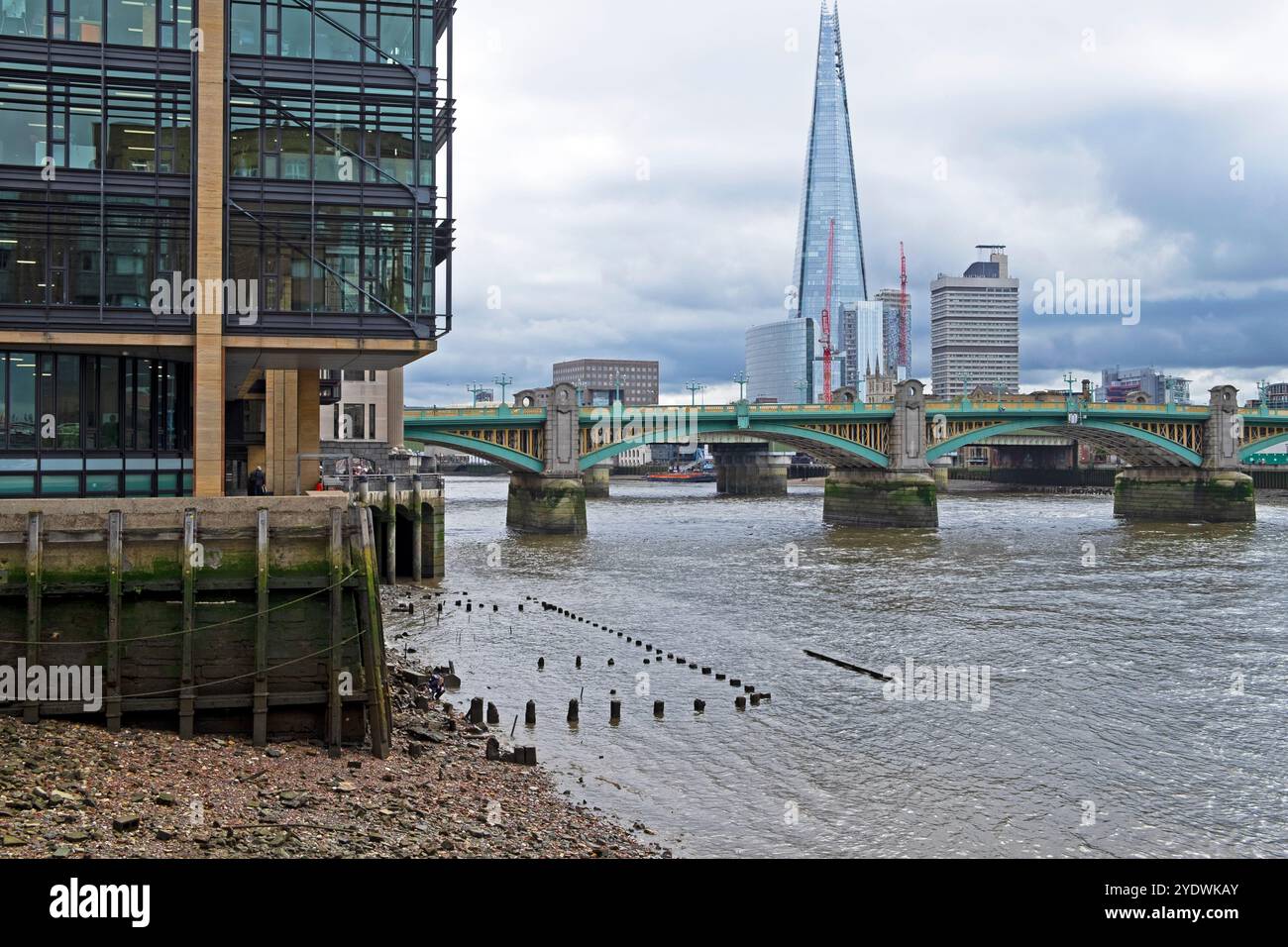 Vue sur la Tamise, Southwark Bridge et Shard Building depuis Queenhythe Queenhithe ou Queens Quay Roman dock dans la ville de Londres UK KATHY DEWITT Banque D'Images