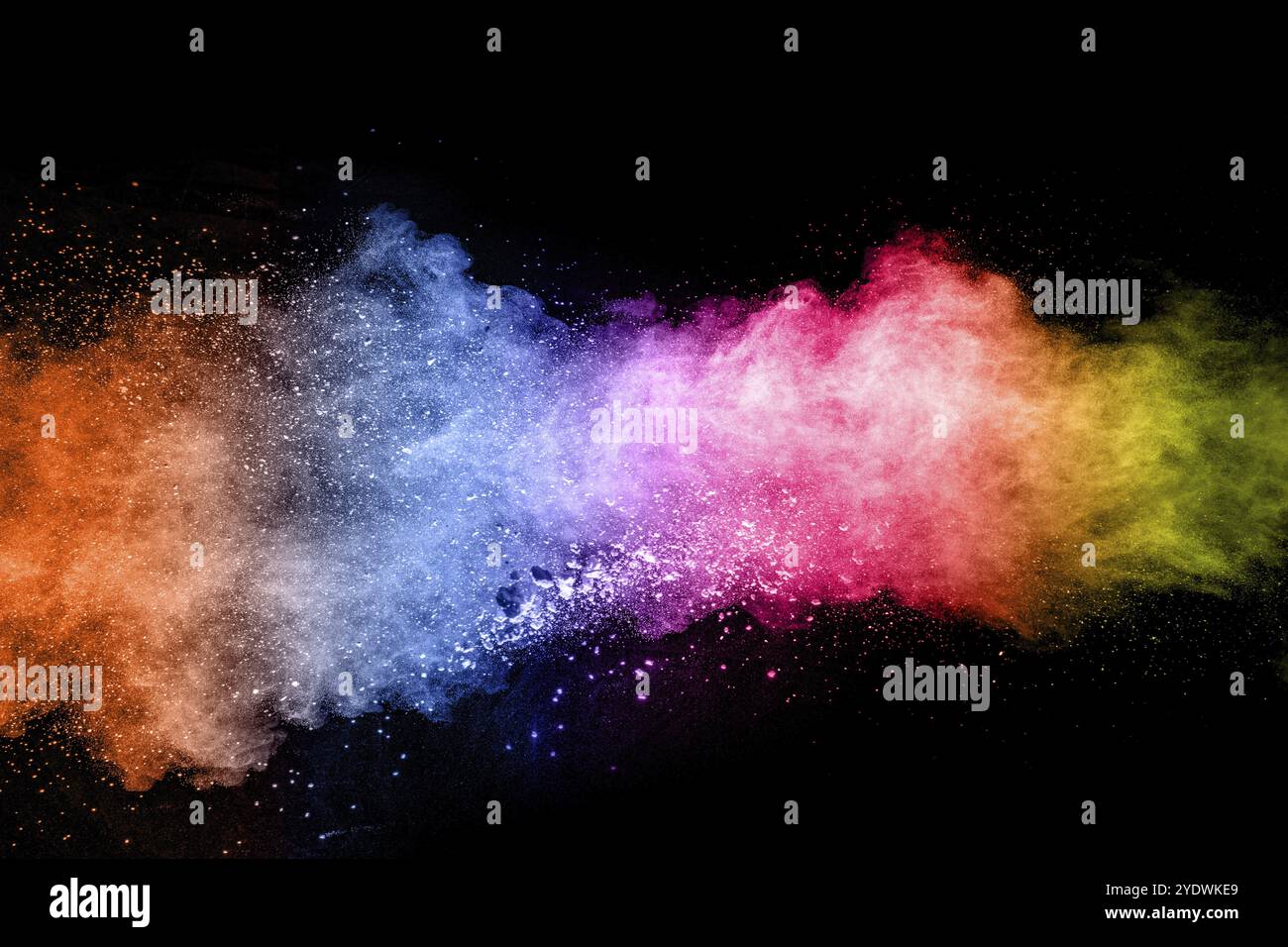 Explosion de poudre multicolore abstraite sur fond noir. Figez le mouvement des éclaboussures de particules de poussière colorées. Holi peint Banque D'Images