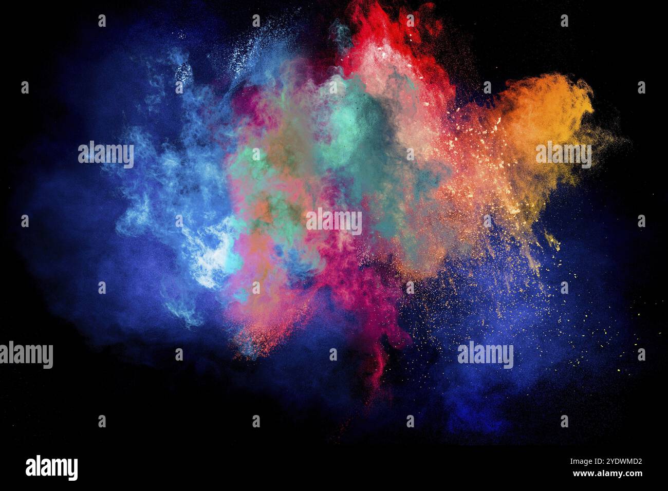 Jetez la poudre de couleur sur fond sombre. Explosion de poudre colorée isolée sur fond noir Banque D'Images