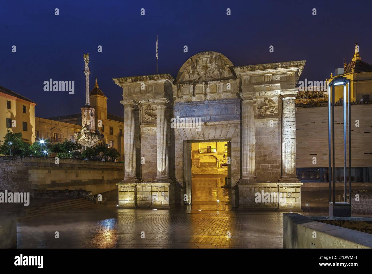 La Puerta del Puente (porte du Pont) est une porte Renaissance à Cordoue, Andalousie, Espagne. Soirée Banque D'Images