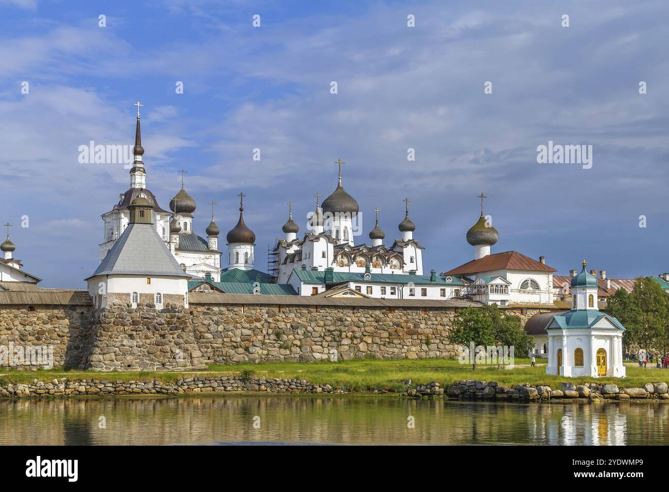 Le monastère de Solovetsky est un monastère fortifié situé sur les îles de Solovetsky dans la mer Blanche, en Russie.vue de la mer Blanche Banque D'Images