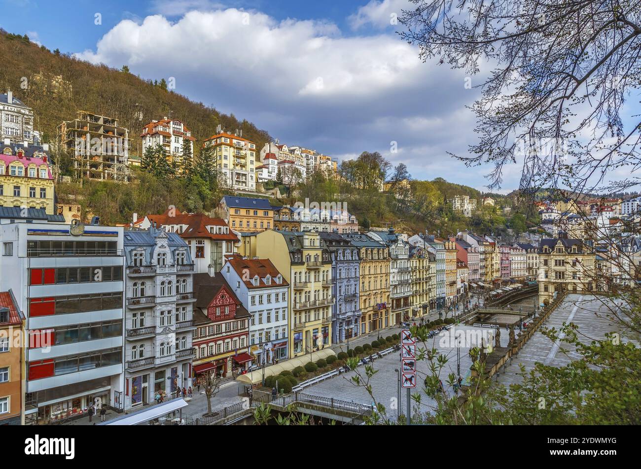 Maisons historiques le long de la rivière Tepla dans le centre-ville de Karlovy Vary, République tchèque Banque D'Images