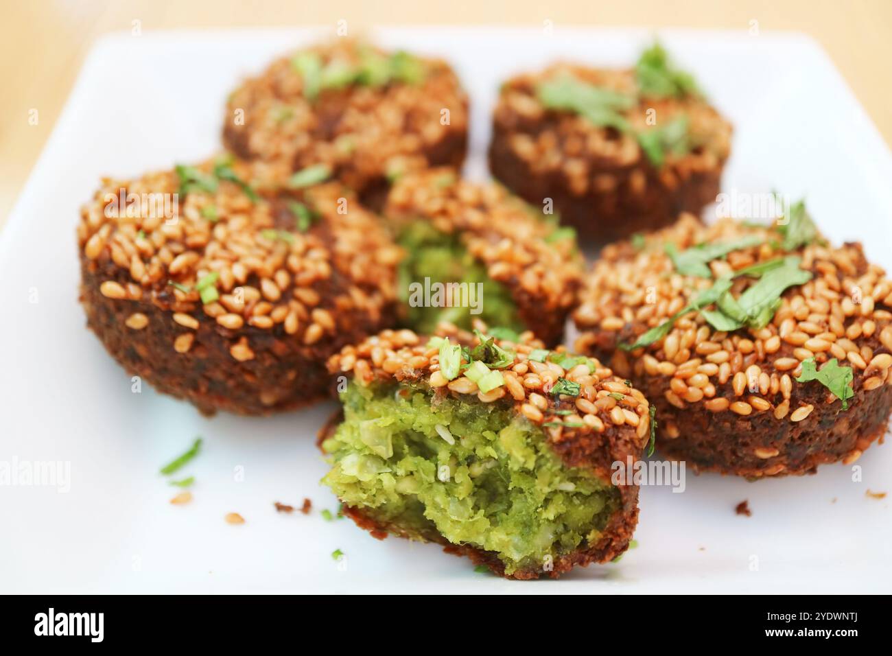Assiette de délicieux falafels, un hors-d'œuvre savoureux qui croustillant à l'extérieur et doux à l'intérieur Banque D'Images
