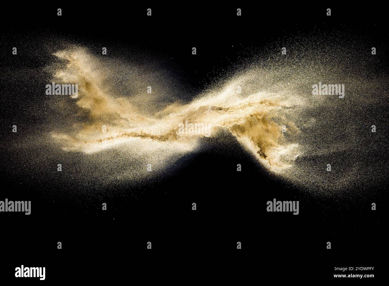 Explosion de sable doré isolé sur fond noir. Nuage de sable résumé. De couleur sable doré splash sur un fond sombre. Sable jaune voler dans l'ONDE T Banque D'Images
