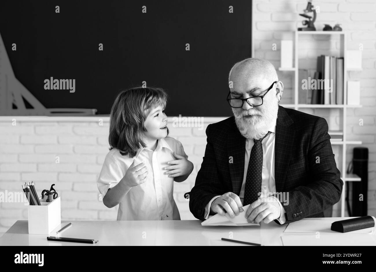 Pause scolaire avec professeur. Écoliers avec avions. Éducation, enseignement, apprentissage. Élève en classe. Banque D'Images
