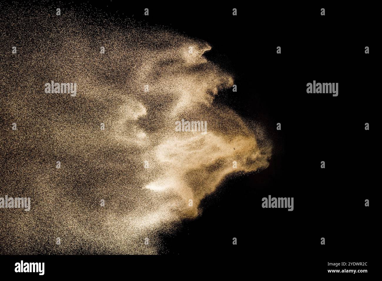 Explosion de sable doré isolé sur fond noir. Nuage de sable résumé. De couleur sable doré splash sur un fond sombre. Sable jaune voler dans l'ONDE T Banque D'Images