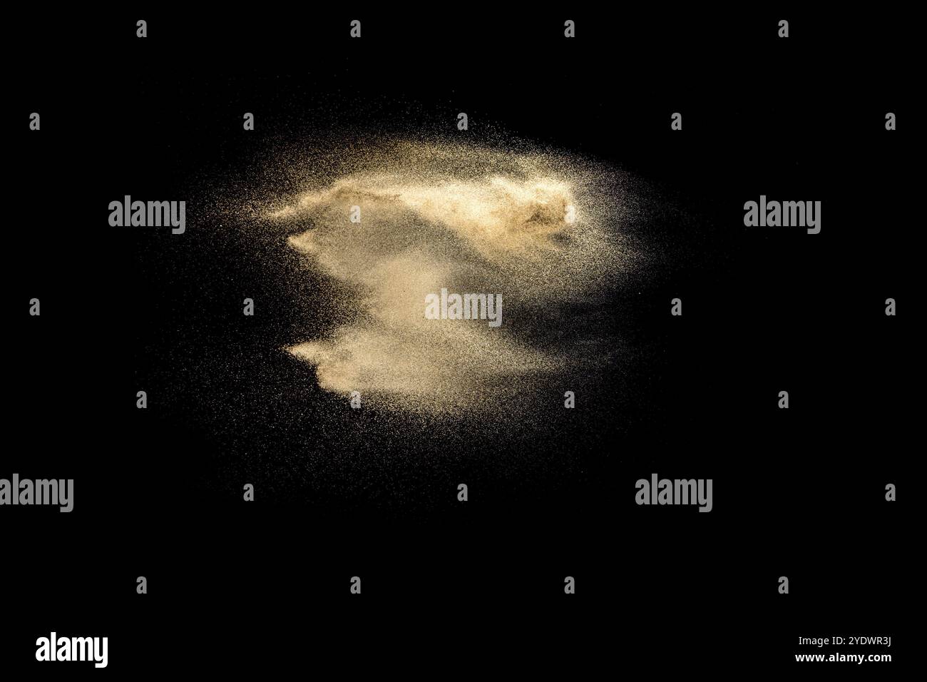 Explosion de sable doré isolé sur fond noir. Nuage de sable résumé. De couleur sable doré splash sur un fond sombre. Sable jaune voler dans l'ONDE T Banque D'Images