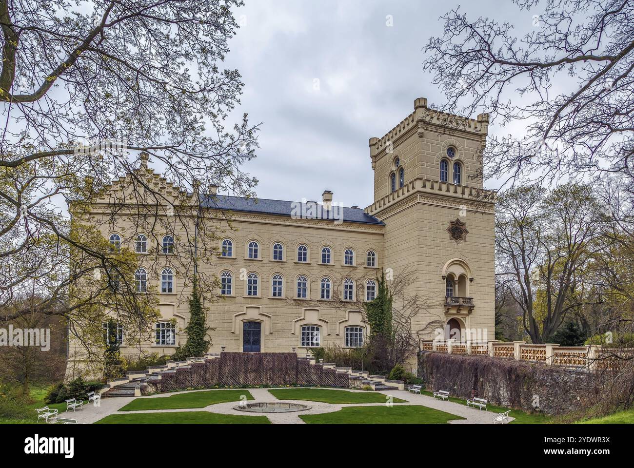 Parc et château de style néo-gothique à Chyse, République tchèque Banque D'Images