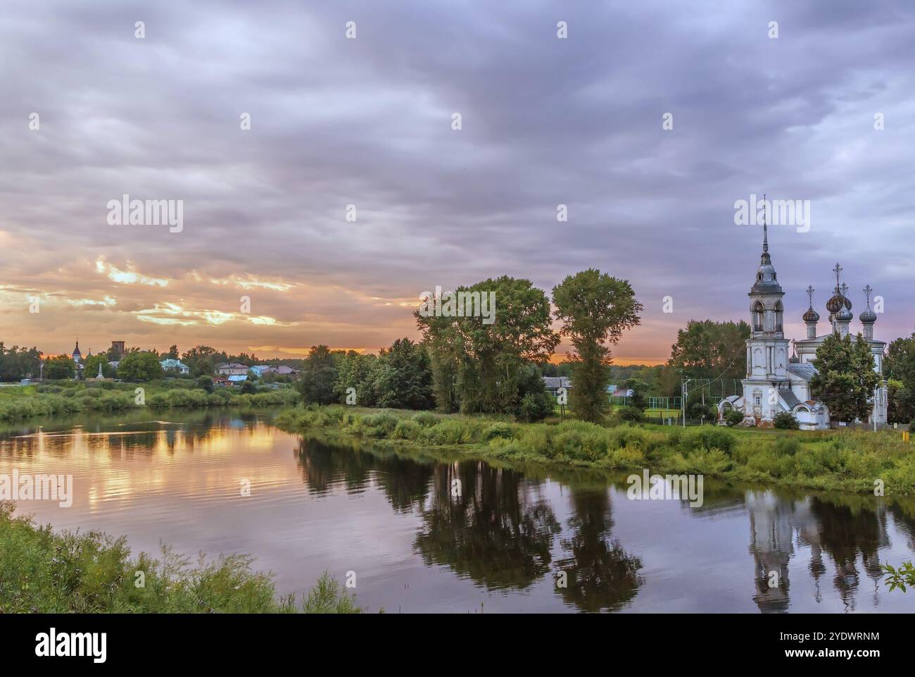 Paysage de la rivière Vologda avec présentation de l'église Jésus, Vologda, Russie. Coucher de soleil Banque D'Images