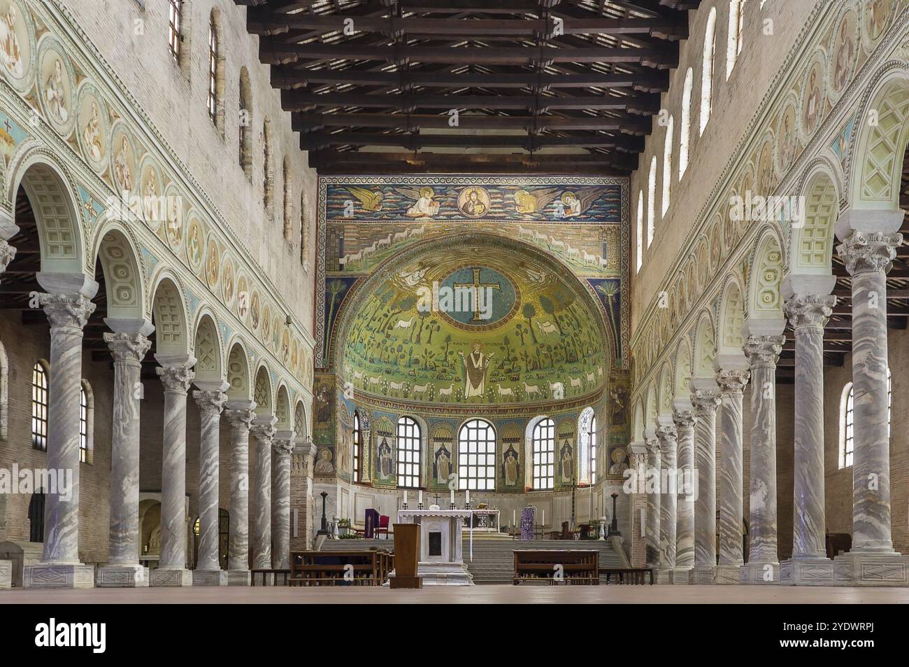 La basilique Sant'Apollinare in classe est un monument important de l'art byzantin près de Ravenne, en Italie. Intérieur de la basilique Banque D'Images