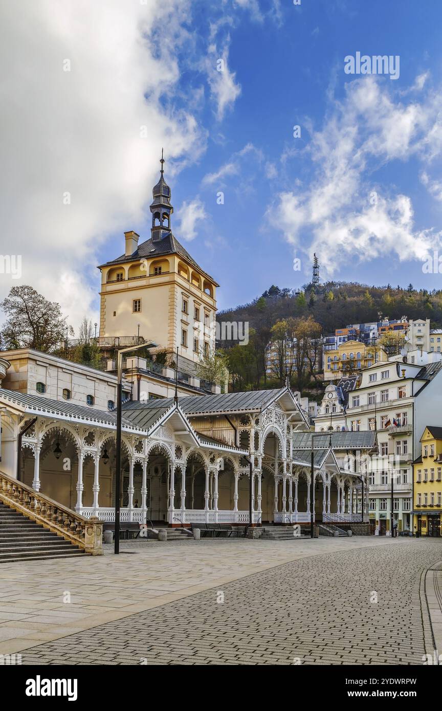 Tour du château et marché Colonnade dans le centre historique de Karlovy Vary, république tchèque Banque D'Images