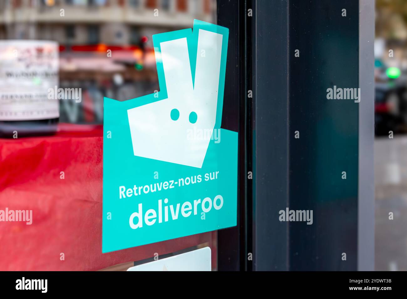 Autocollant sur la vitrine d’un restaurant en partenariat avec Deliveroo, une plateforme de commande et de livraison de nourriture en ligne, Paris, France Banque D'Images