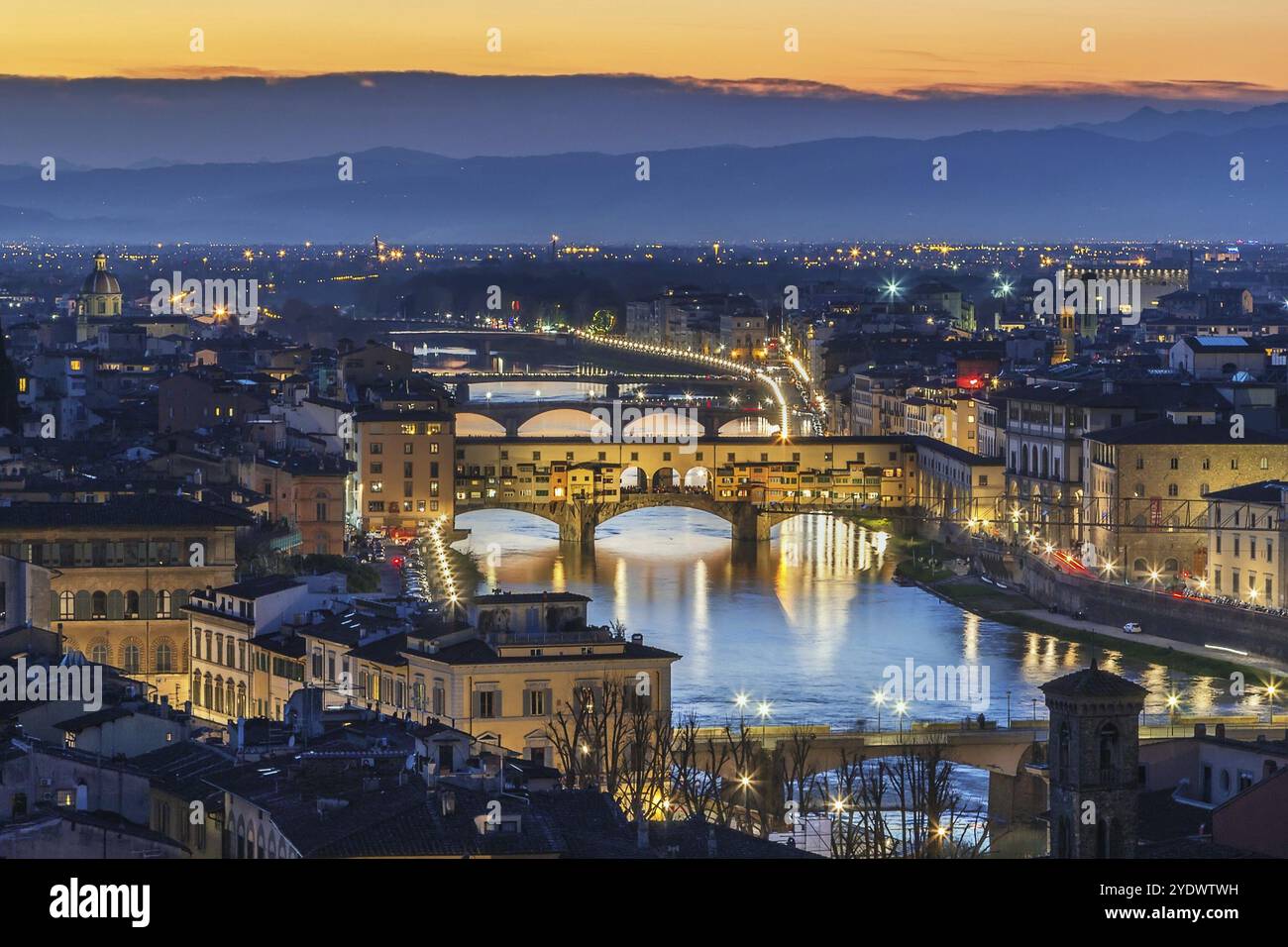 Vue de Florence avec Ponte Vecchio en soirée depuis la colline de Michel-Ange, Italie, Europe Banque D'Images