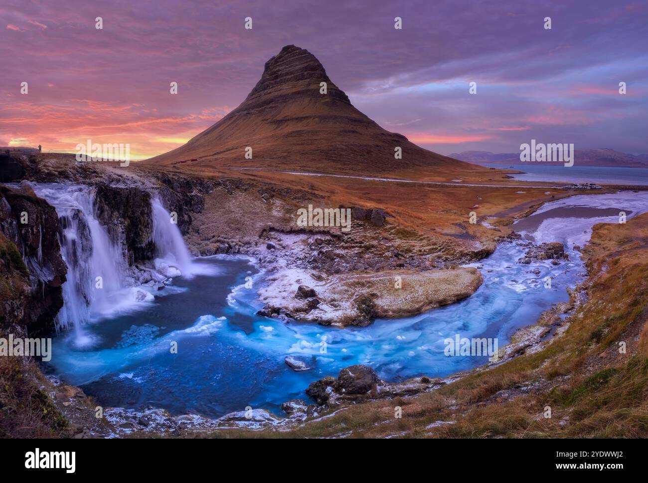 Kirkjufell montagne (montagne de l'Église) et Kirkjufellsfoss, Grundarfjordur, péninsule de Snaefellsnes, Islande Banque D'Images