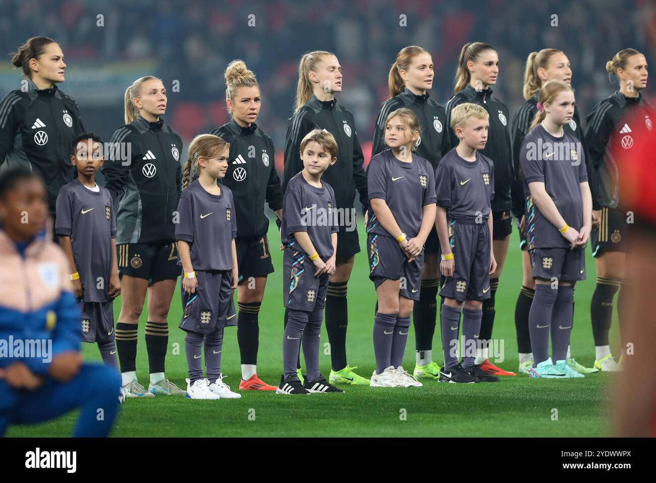 Londres, Royaume-Uni. 25 octobre 2024. Hymne national allemand lors de l'amical entre l'Angleterre et l'Allemagne à Wembley. Banque D'Images